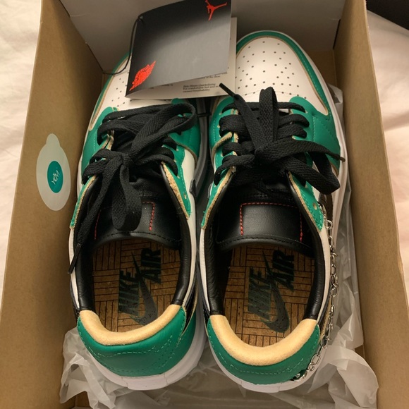 Nike - Picture 2 of 4